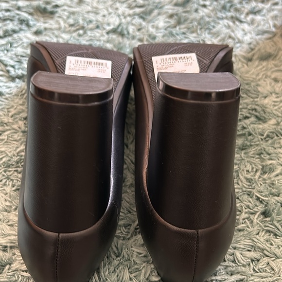 Clarks Bayla Skip Pump- new never worn black, size 8 wide - Picture 7 of 8